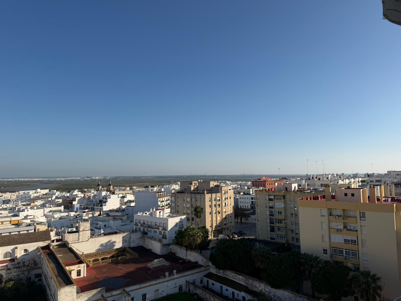 Imagen 20 Piso en venta en San Fernando / Ubicado en la zona de Reyes Católicos