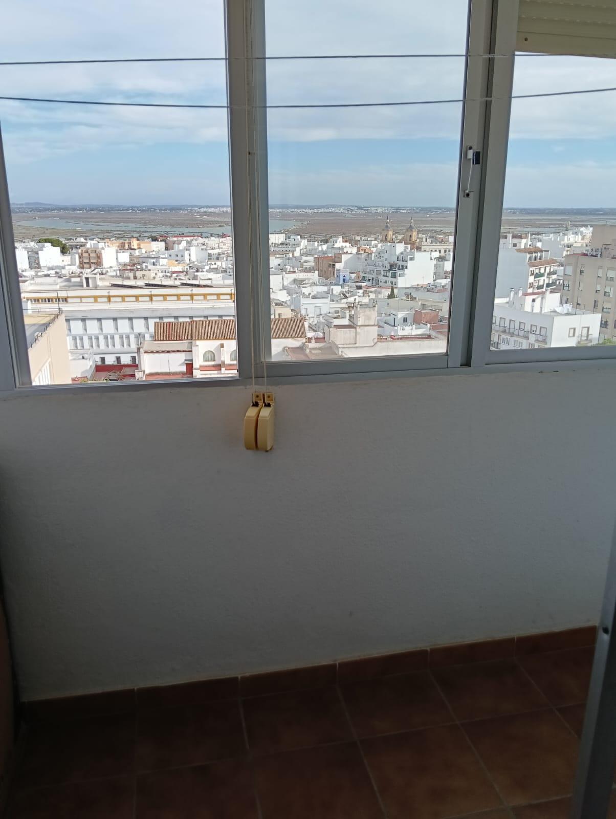 Imagen 10 Piso en venta en San Fernando / Ubicado en la zona de Reyes Católicos