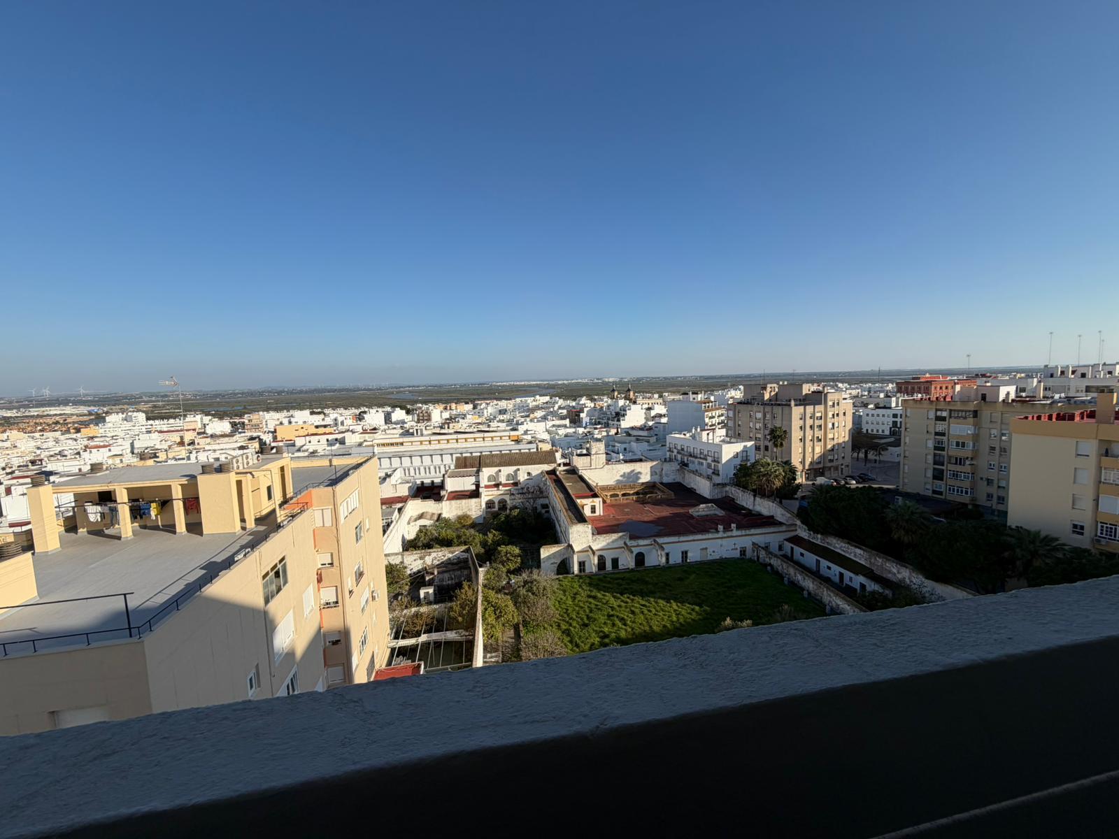 Imagen 1 Piso en venta en San Fernando / Ubicado en la zona de Reyes Católicos