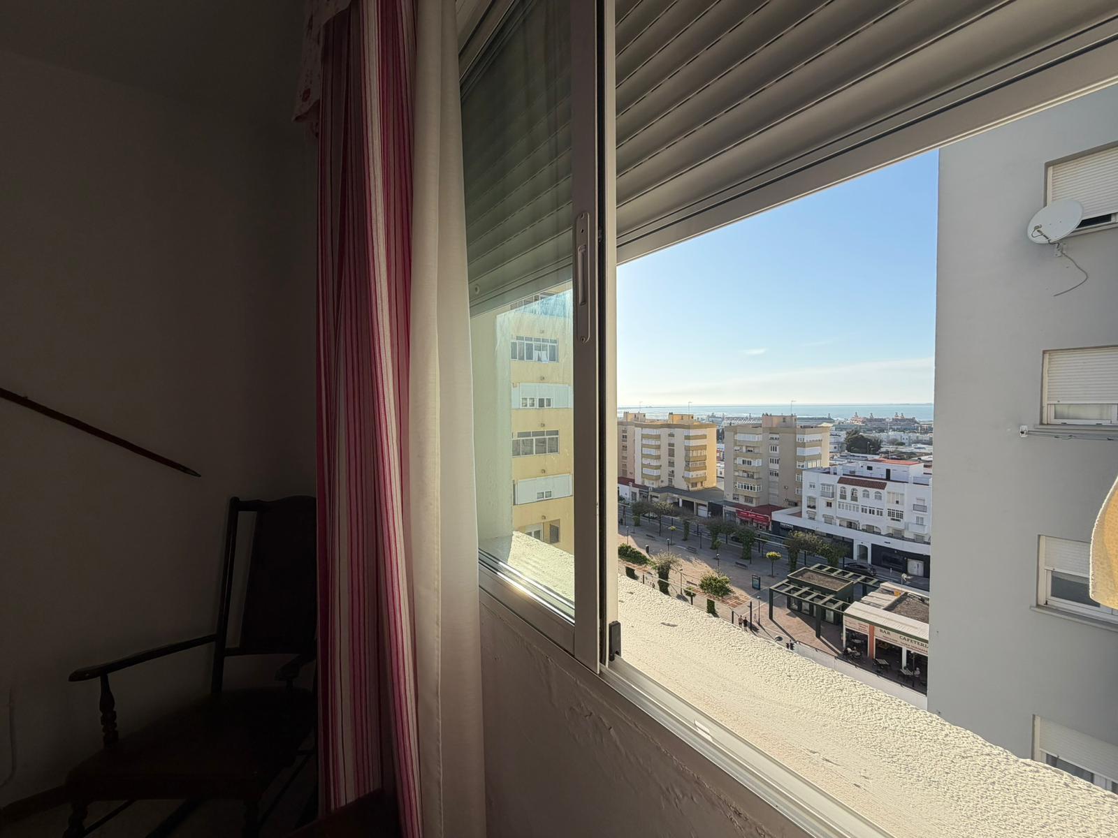 Imagen 3 Piso en venta en San Fernando / Ubicado en la zona de Reyes Católicos