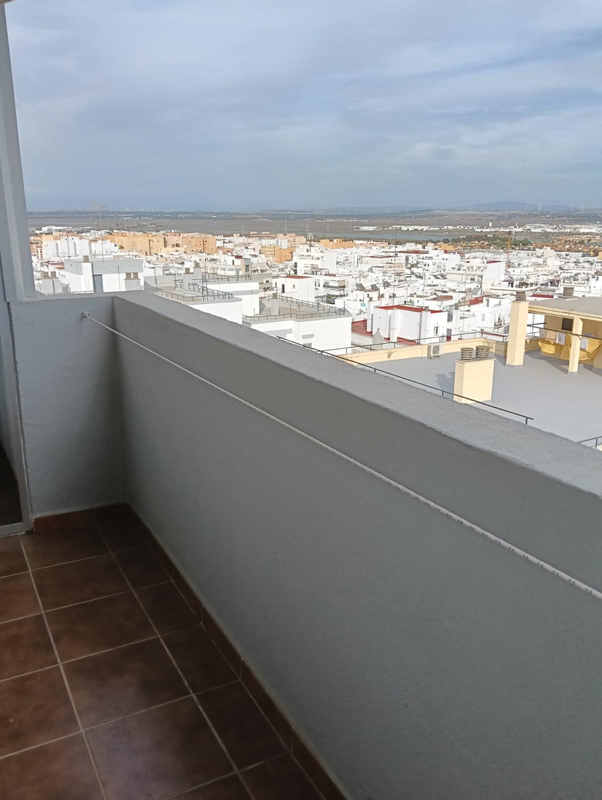 Imagen 2 Piso en venta en San Fernando / Ubicado en la zona de Reyes Católicos