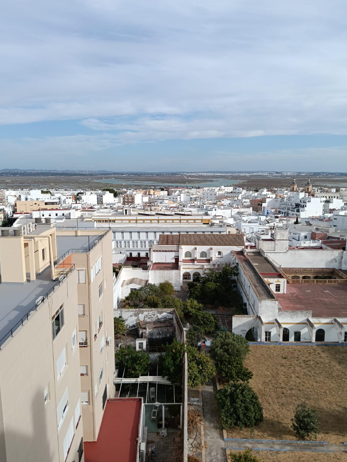 Imagen 4 Piso en venta en San Fernando / Ubicado en la zona de Reyes Católicos