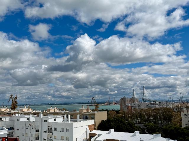 Imagen 1 Inmueble 300099 - Piso en venta en Cádiz / Cerca de la plaza San Severiano