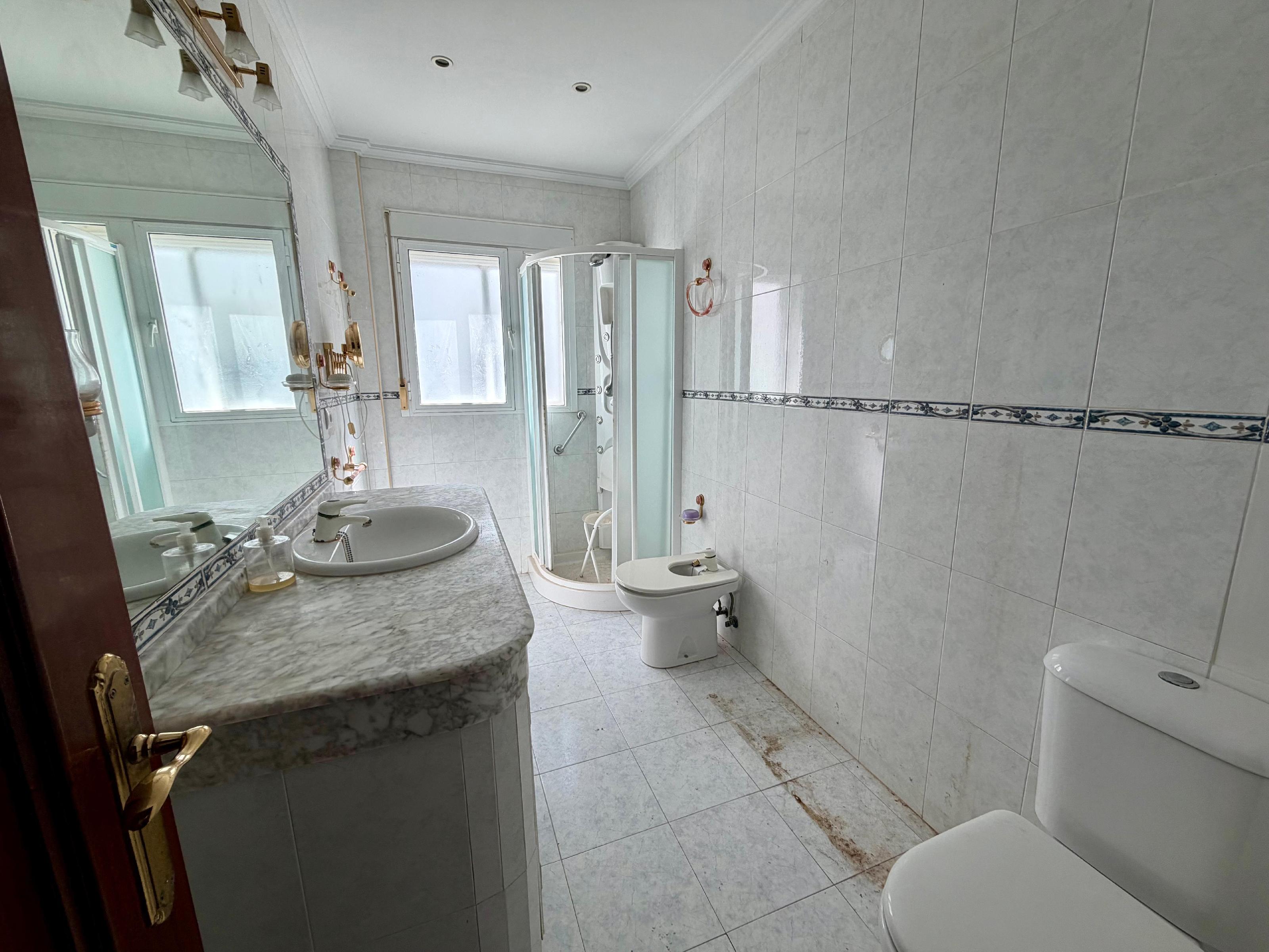 Imagen 34 Piso en venta en Cádiz / Cerca de la plaza San Severiano