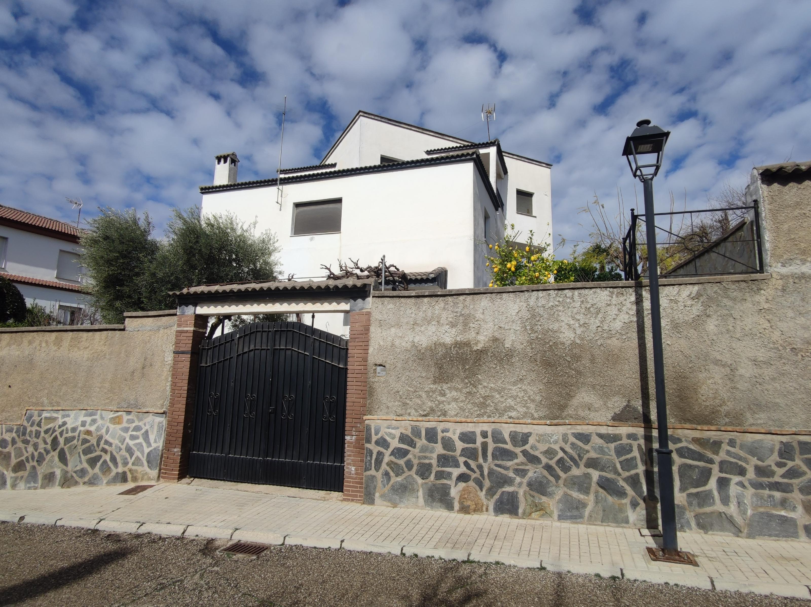 Imagen 78 Casa Aislada en venta en Andújar / Urbanización  Chalets El Choto