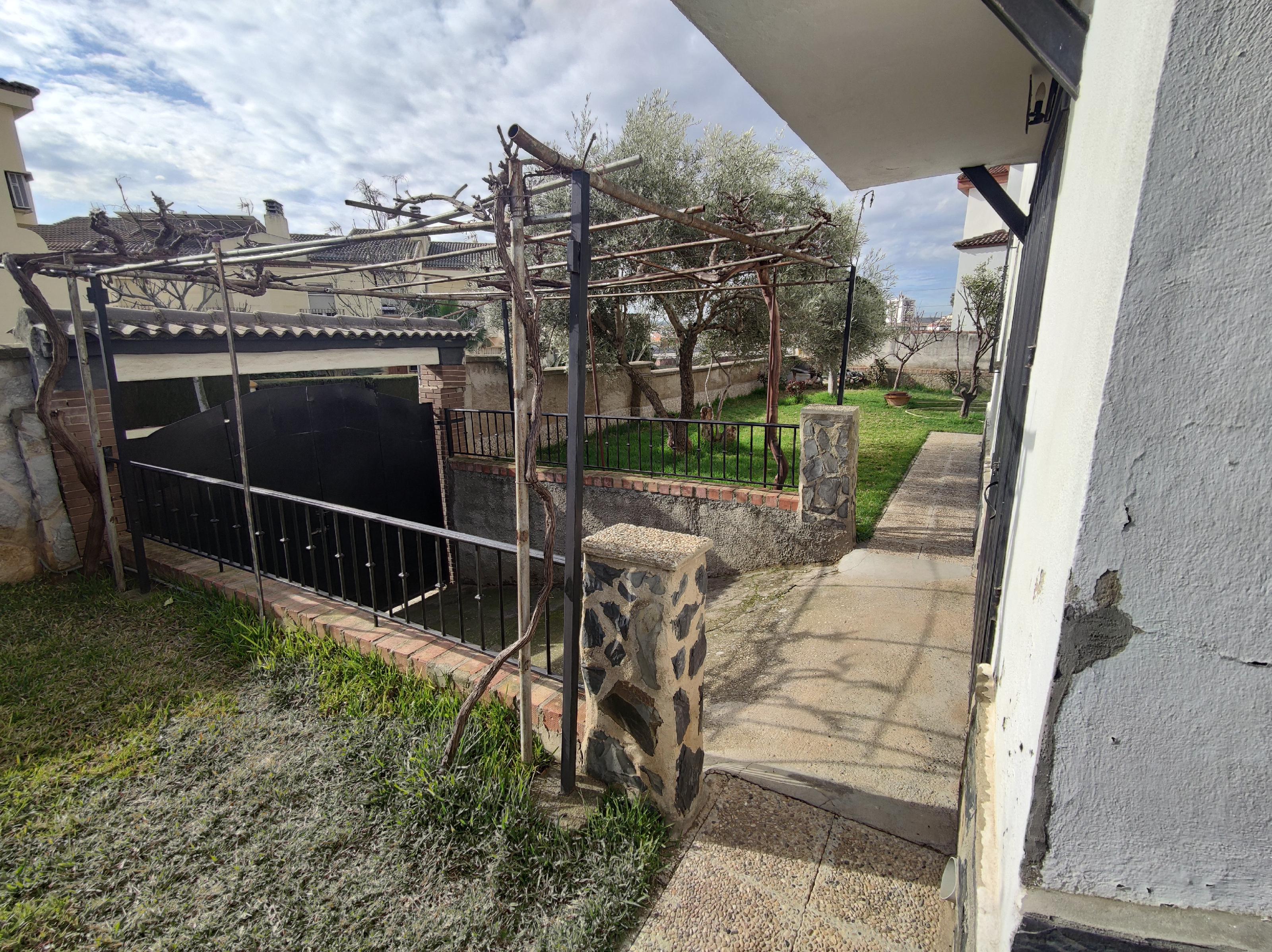 Imagen 9 Casa Aislada en venta en Andújar / Urbanización  Chalets El Choto