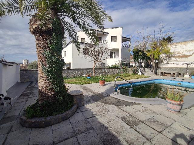 Imagen 1 Inmueble 291607 - Casa Aislada en venta en Andújar / Urbanización  Chalets El Choto