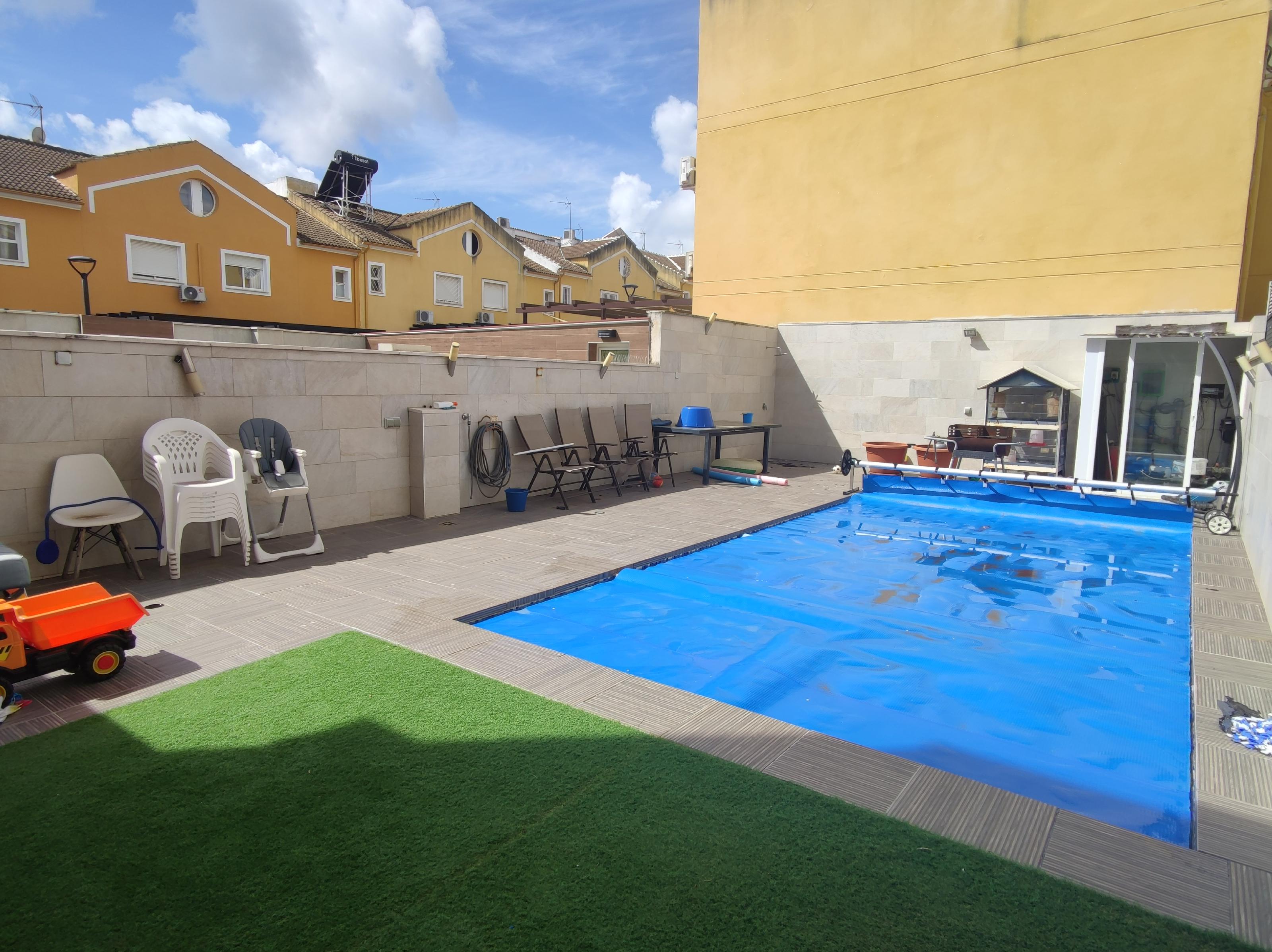 Imagen 1 Casa Adosada en venta en Andújar / Junto a Residencia Sanires