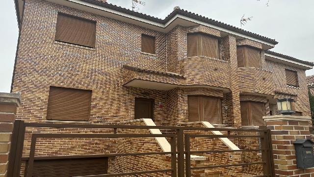 Imagen 2 Inmueble 292034 - Casa Aislada en venta en Villaviciosa De Odón / Casa  I independiente reformada a la venta