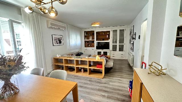 Imagen 1 Inmueble 302046 - Casa Adosada en venta en Alcorcón / Chalet en zona de las retamas para entrar a vivir