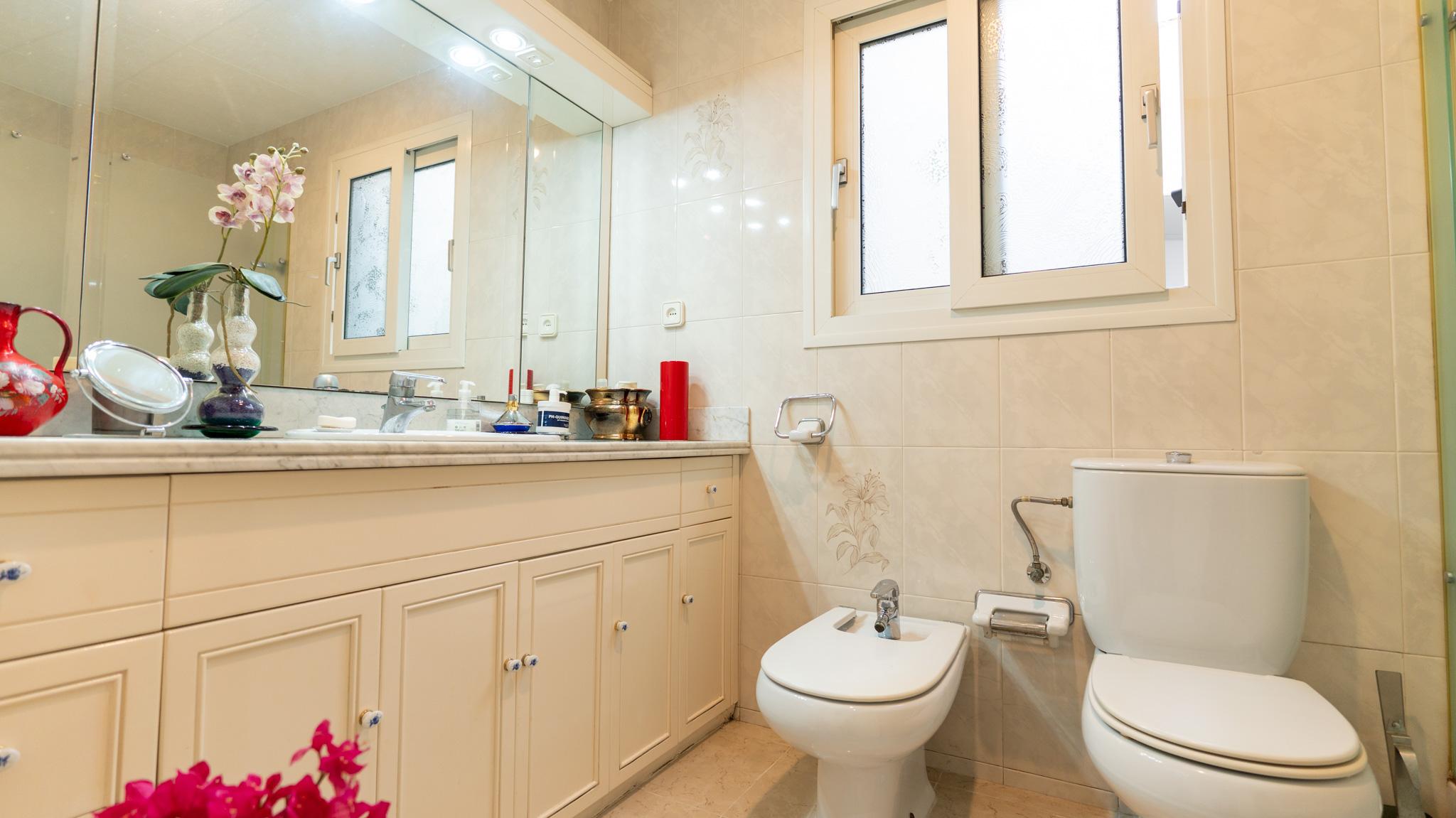 Imagen 23 Casa Adosada en venta en Hospitalet De Llobregat L´ / A dos calles del Parque de la Torrasa.