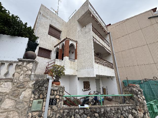 Imagen 1 Inmueble 297392 - Casa Aislada en venta en Roda De Barà / Por encima del casco antiguo, en la zona norte.