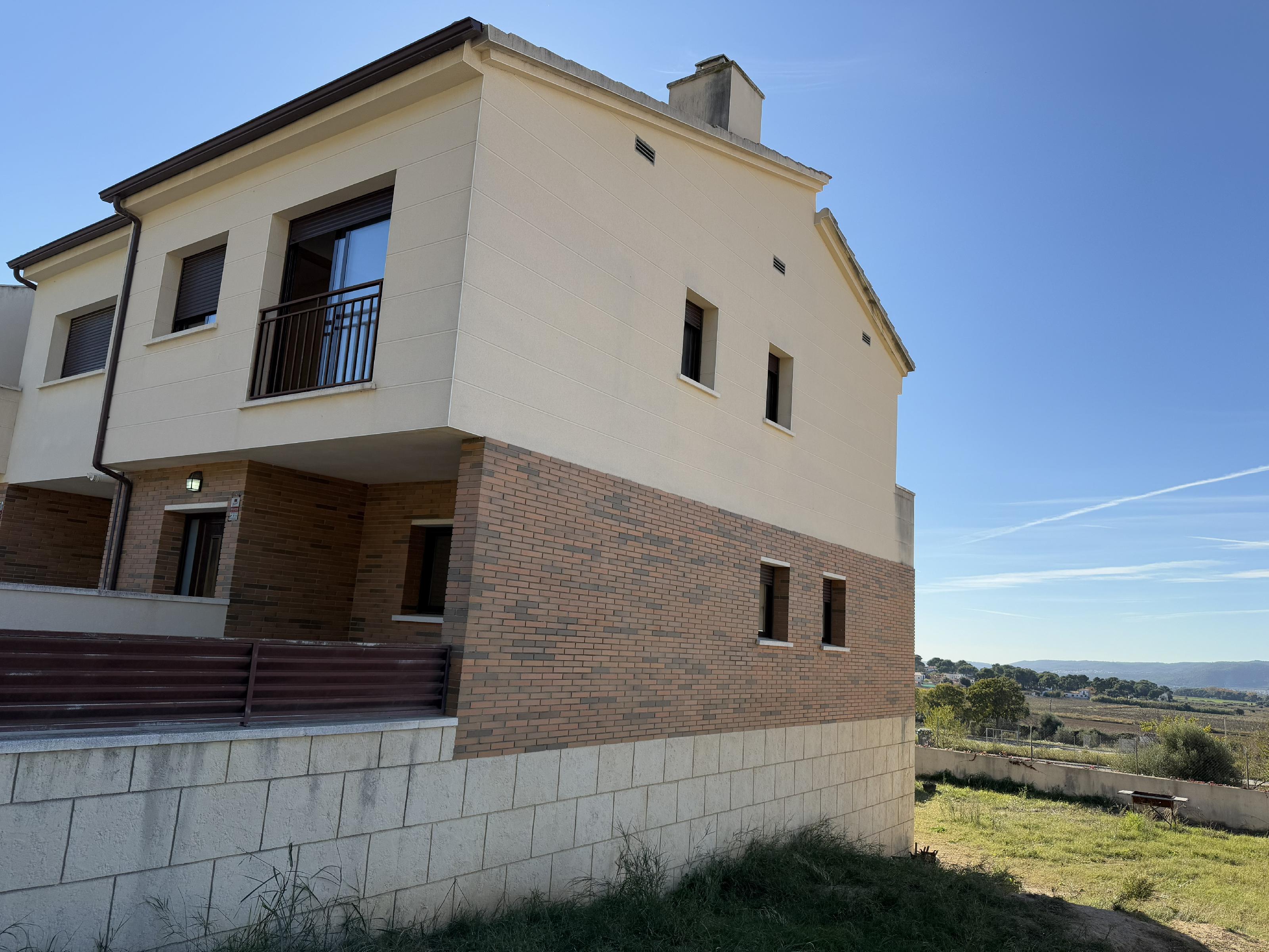 Imagen 1 Casa Aislada en venta en Banyeres Del Penedès / Zona tranquila a dos minutos del centro.
