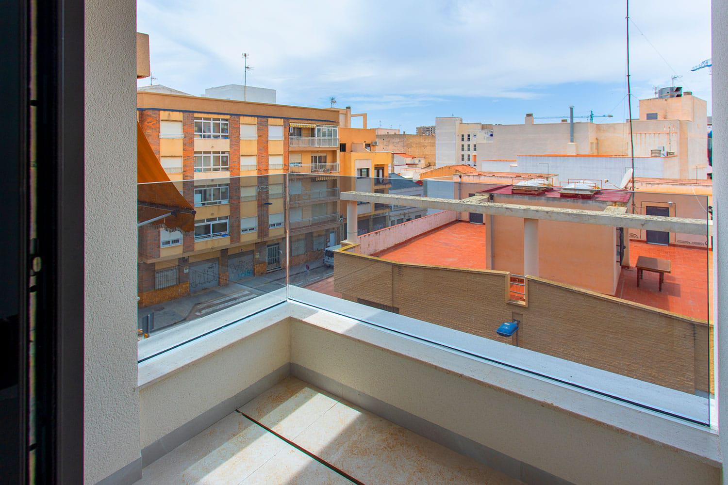 Imagen 1 Apto. Playa en venta en Torrevieja / Céntrica esquina Radio Murcia, a 180m de Playa del Cura.