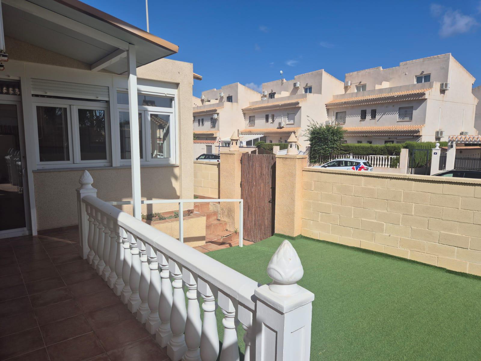 Imagen 2 Casa Pareada en venta en Orihuela / Cerca del centro comercial La Zenia