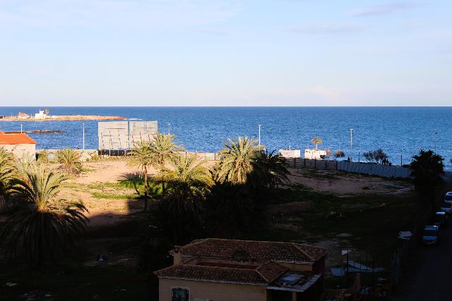 Imagen 1 Inmueble 299762 - Apto. Playa en venta en Torrevieja / Apartamento a pie de playa en zona de los locos.