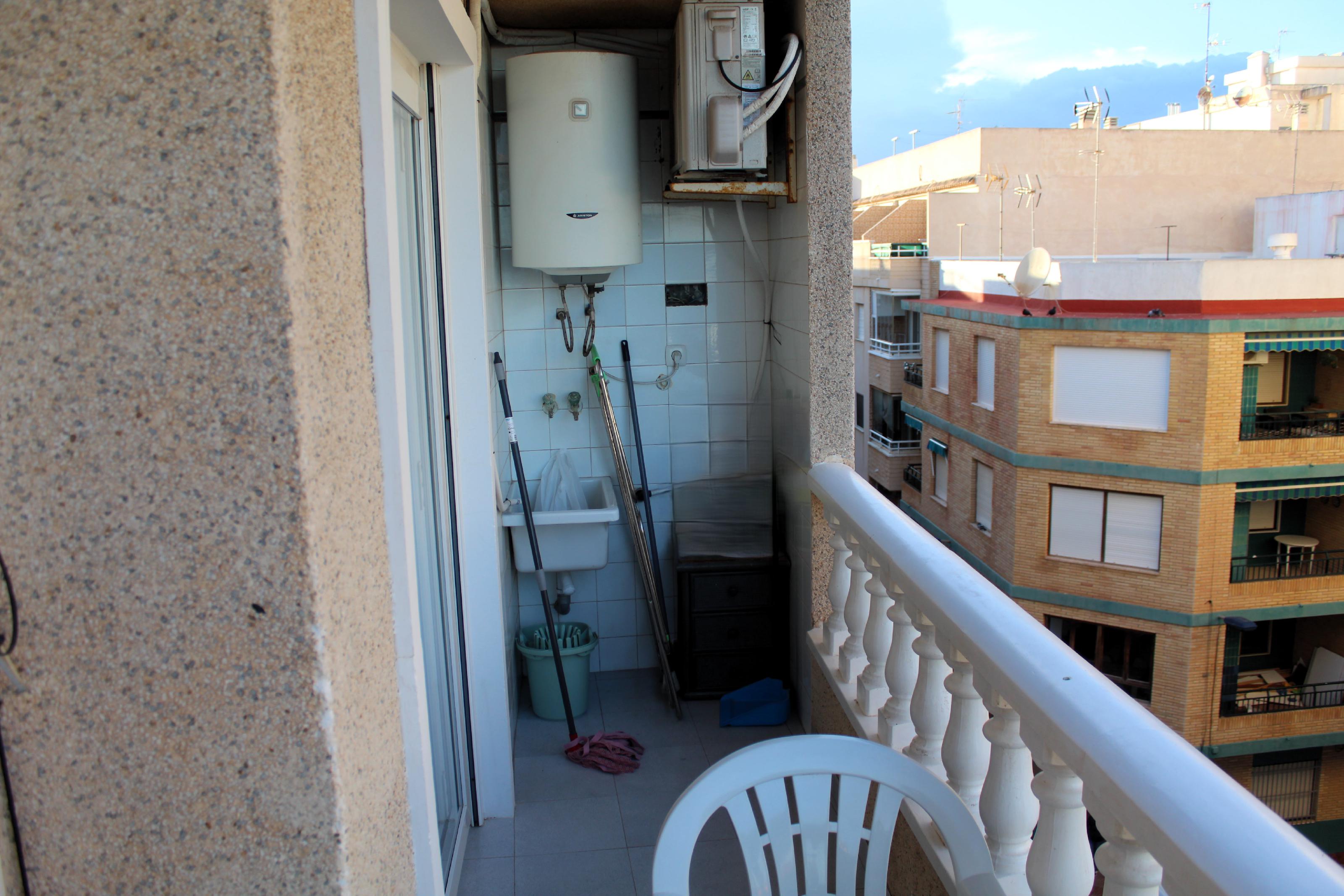 Imagen 17 Apto. Playa en venta en Torrevieja / Apartamento a pie de playa en zona de los locos.