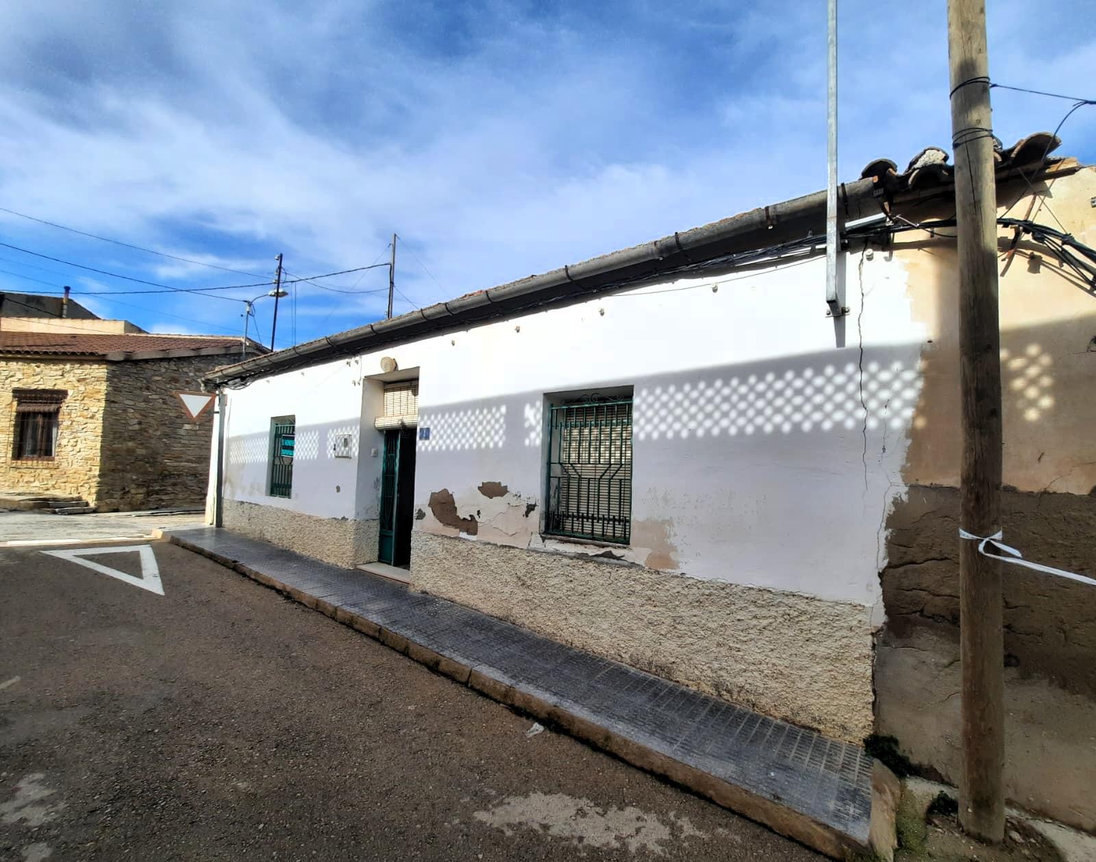 Imagen 1 Casa Aislada en venta en Orihuela / Vivienda amplia junto al entorno de la pedrera.