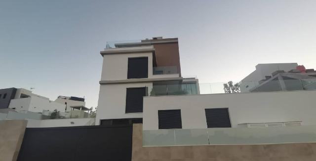 Imagen 1 Inmueble 299998 - Casa Aislada en venta en Orihuela / Exclusiva villa en Dehesa de Campoamor.