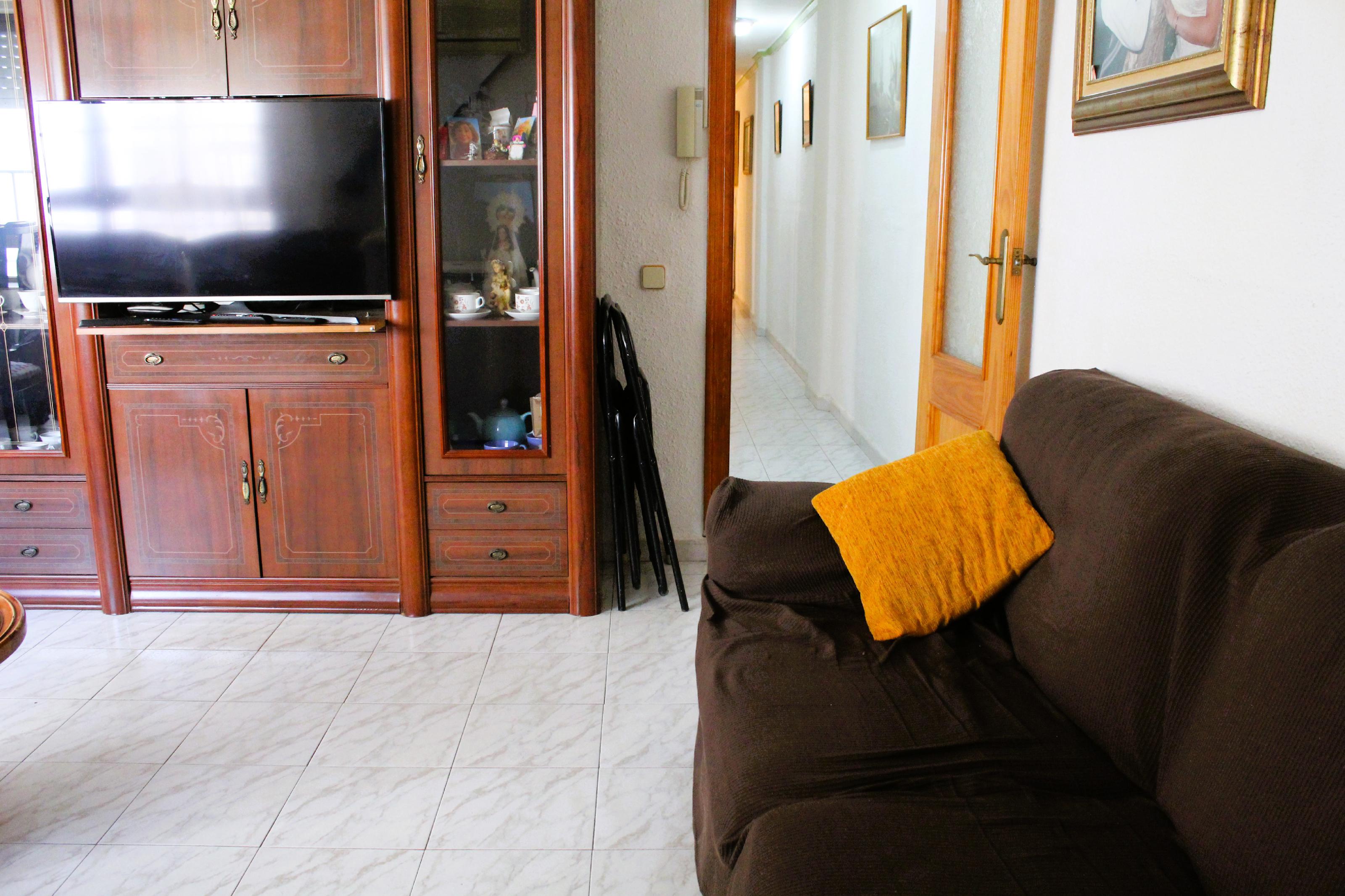 Imagen 6 Apartamento en venta en Guardamar Del Segura / Cerca de la playa y servicios en calle mayor.