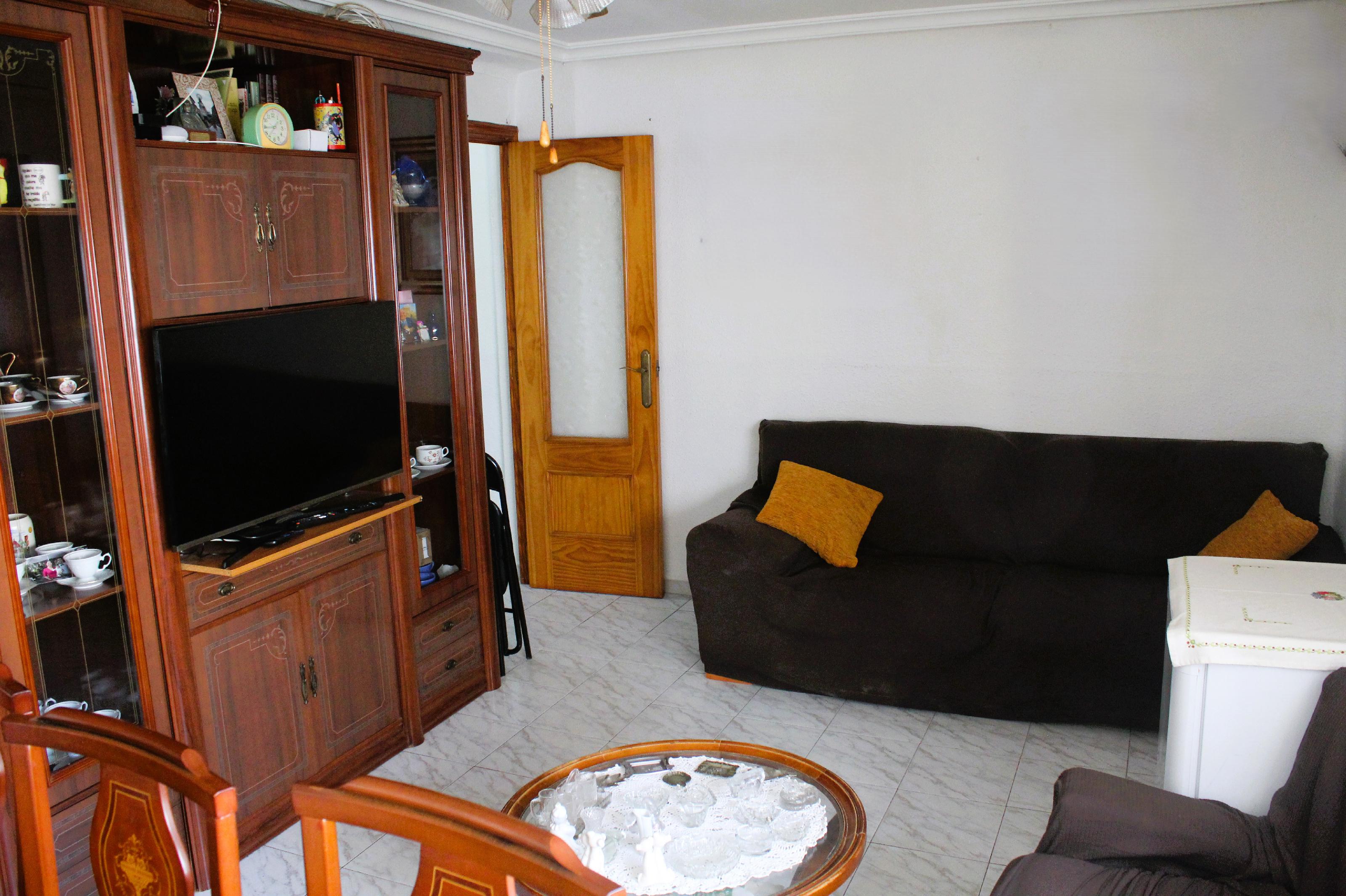 Imagen 8 Apartamento en venta en Guardamar Del Segura / Cerca de la playa y servicios en calle mayor.