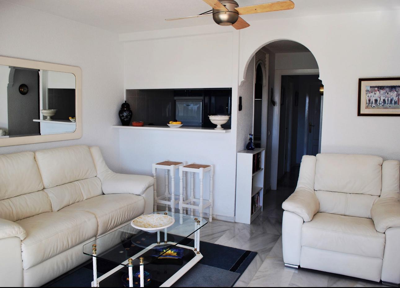 Imagen 8 Apartamento en venta en Benalmádena / Luminoso piso a 5 minutos del Hotel Tritón