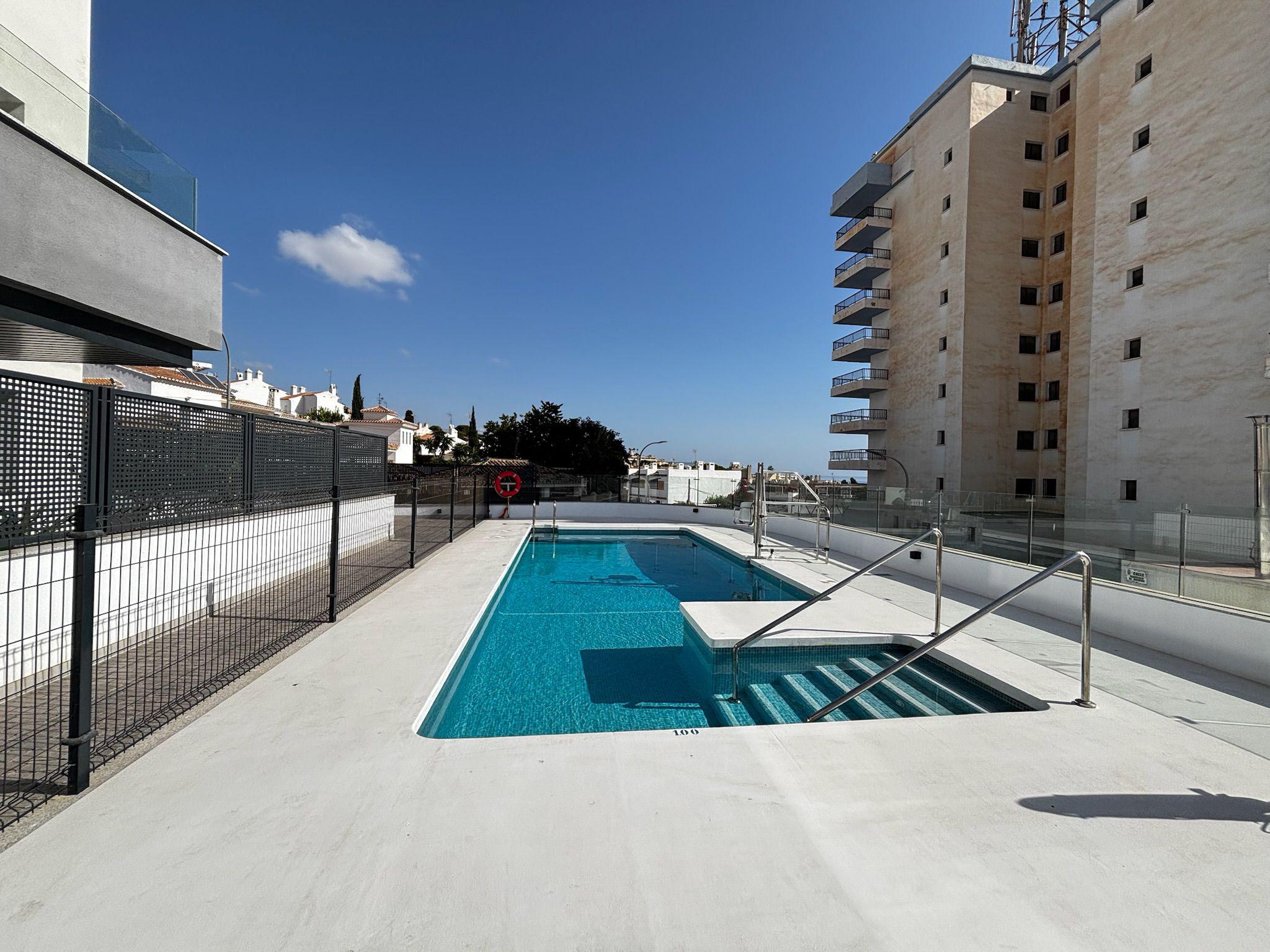 Imagen 2 Piso en venta en Torremolinos / A 700m de la Carihuela, prox. a glorieta del Pez Espada