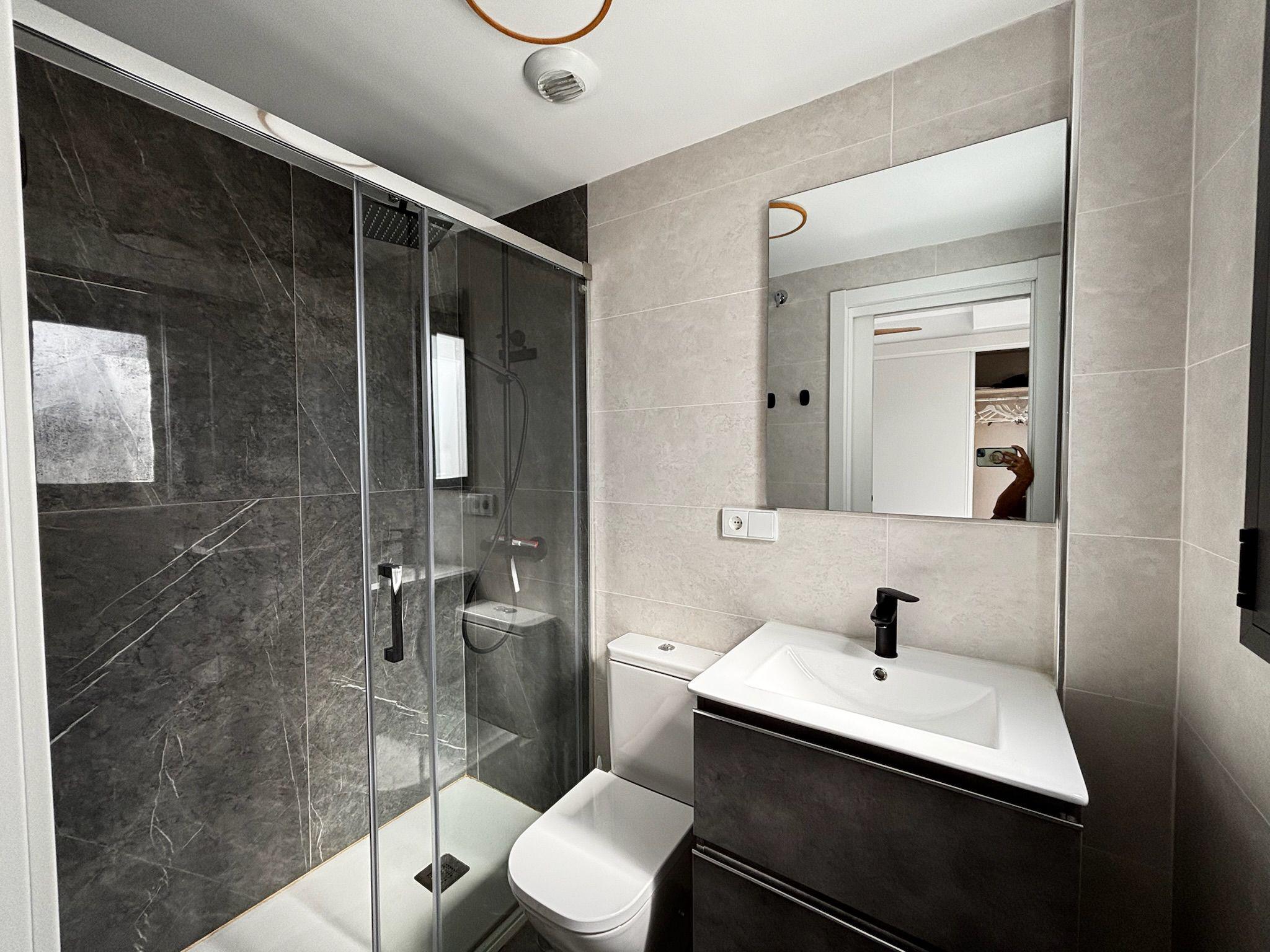 Imagen 15 Piso en venta en Torremolinos / A 700m de la Carihuela, prox. a glorieta del Pez Espada