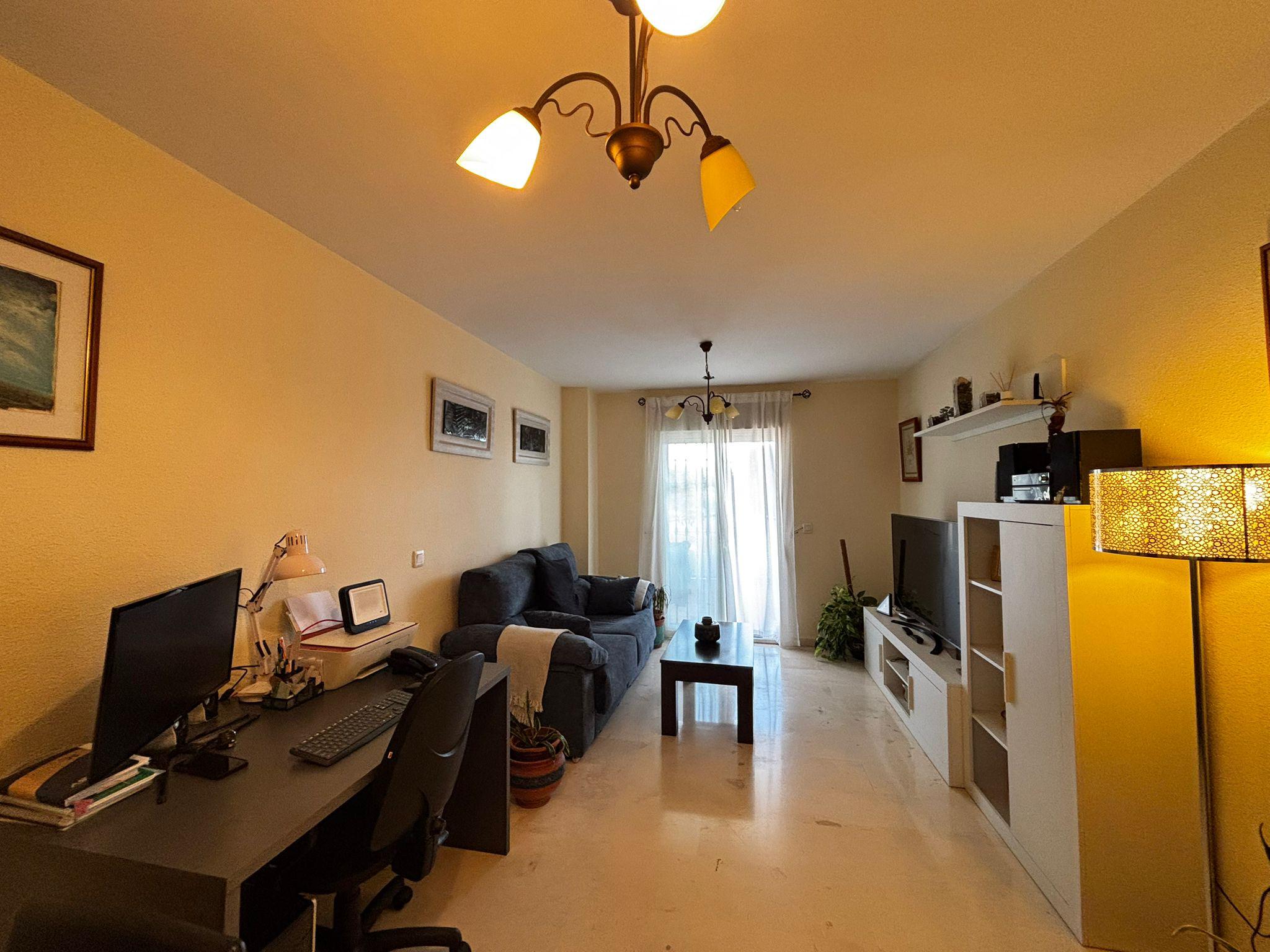 Imagen 2 Apartamento en venta en Benalmádena / Junto al Parque de la Paloma, enfrente de Selwo Marina