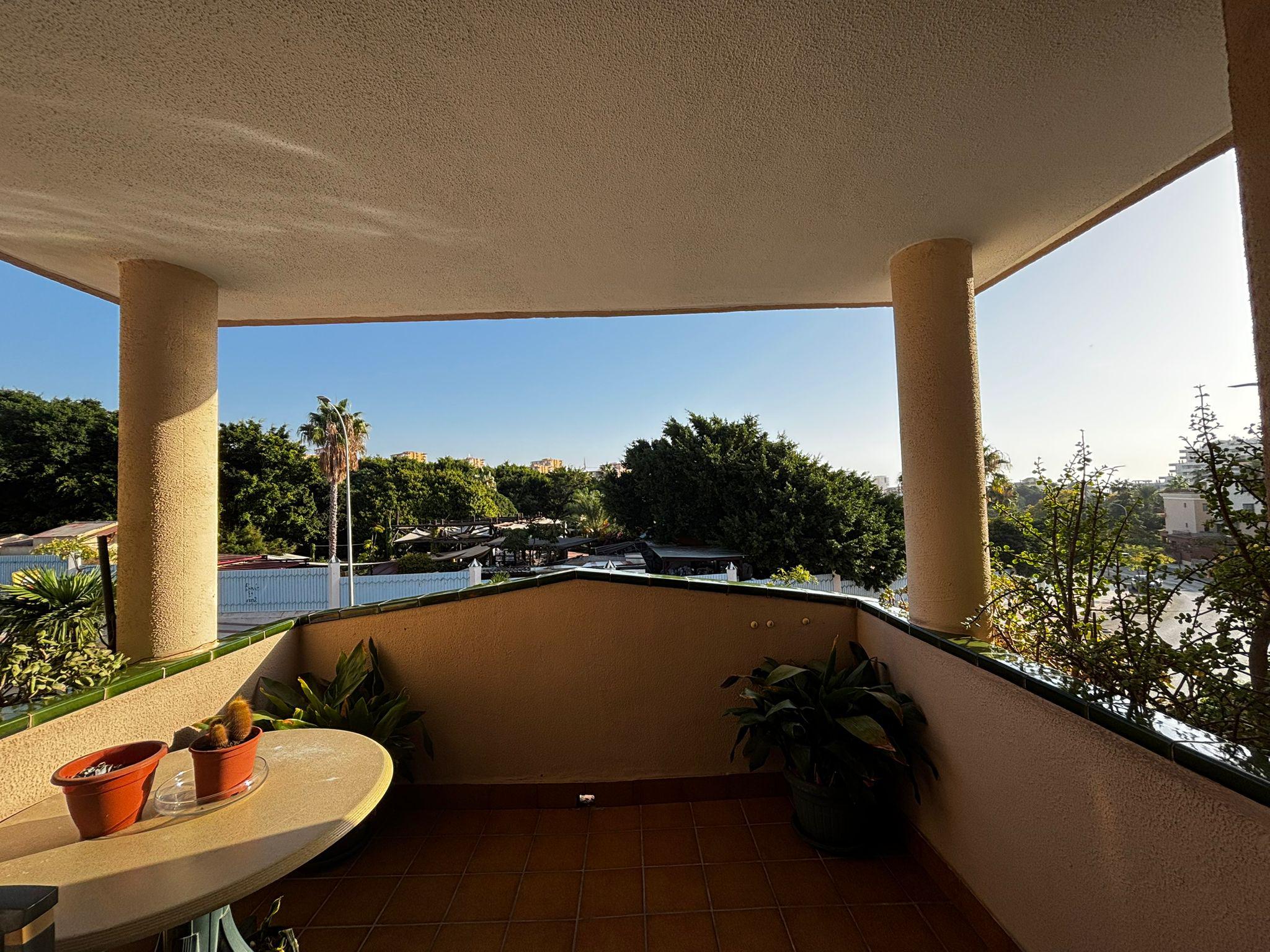 Imagen 1 Apartamento en venta en Benalmádena / Junto al Parque de la Paloma, enfrente de Selwo Marina