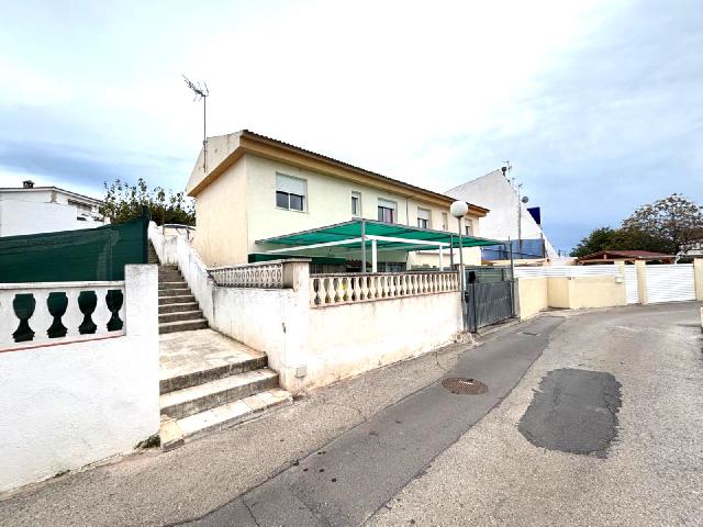 Imagen 2 Inmueble 299150 - Casa Aislada en venta en Vinaròs / Zona del barco. Costa sur a 100 metros de la playa.