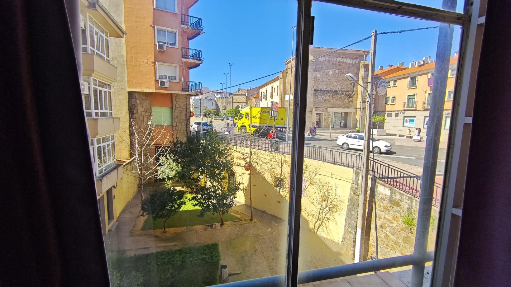 Imagen 2 Piso en venta en Plasencia / Piso sito en Avda de la Vera. Junto a Puerta del Sol.