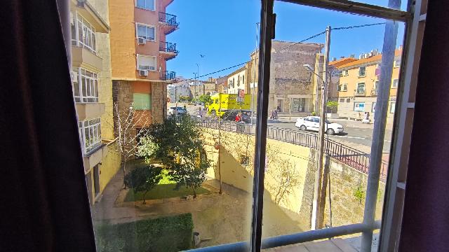 Imagen 2 Inmueble 301781 - Piso en venta en Plasencia / Piso sito en Avda de la Vera. Junto a Puerta del Sol.