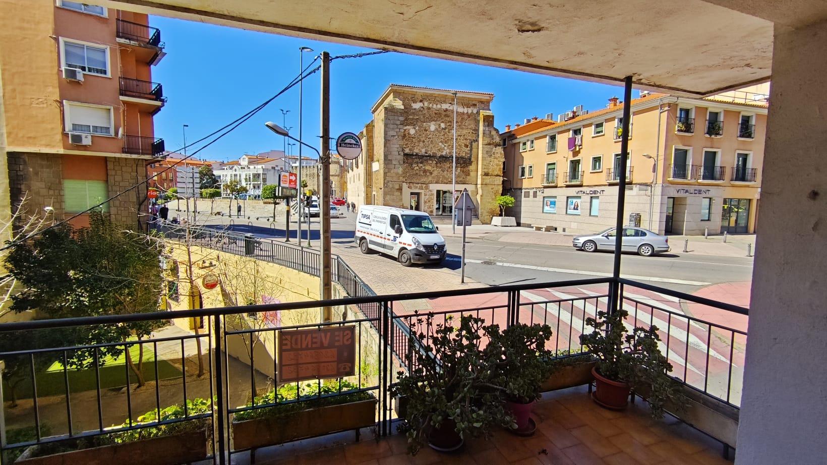 Imagen 1 Piso en venta en Plasencia / Piso sito en Avda de la Vera. Junto a Puerta del Sol.