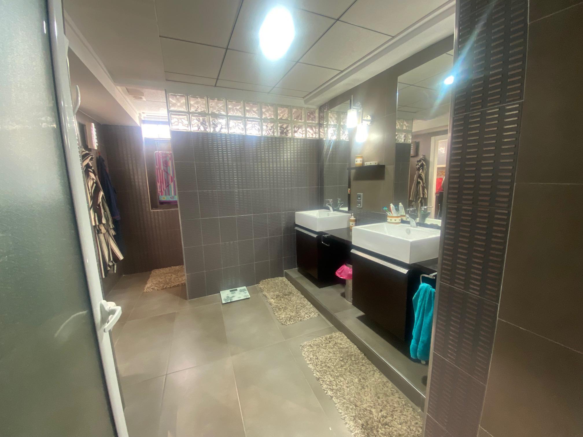 Imagen 14 Casa Adosada en venta en Benigánim / Zona amplia cercana al centro y servicios. 