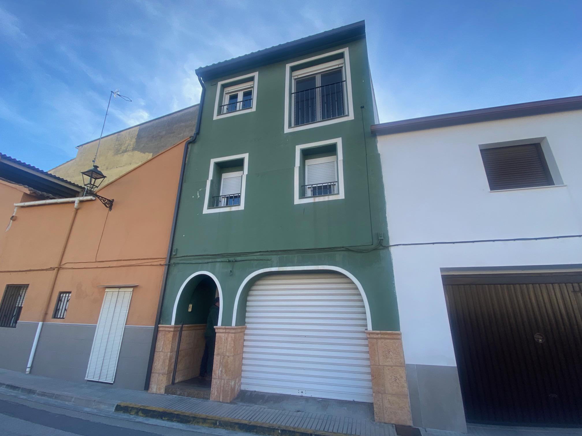 Imagen 1 Casa Adosada en venta en Benigánim / Zona amplia cercana al centro y servicios. 