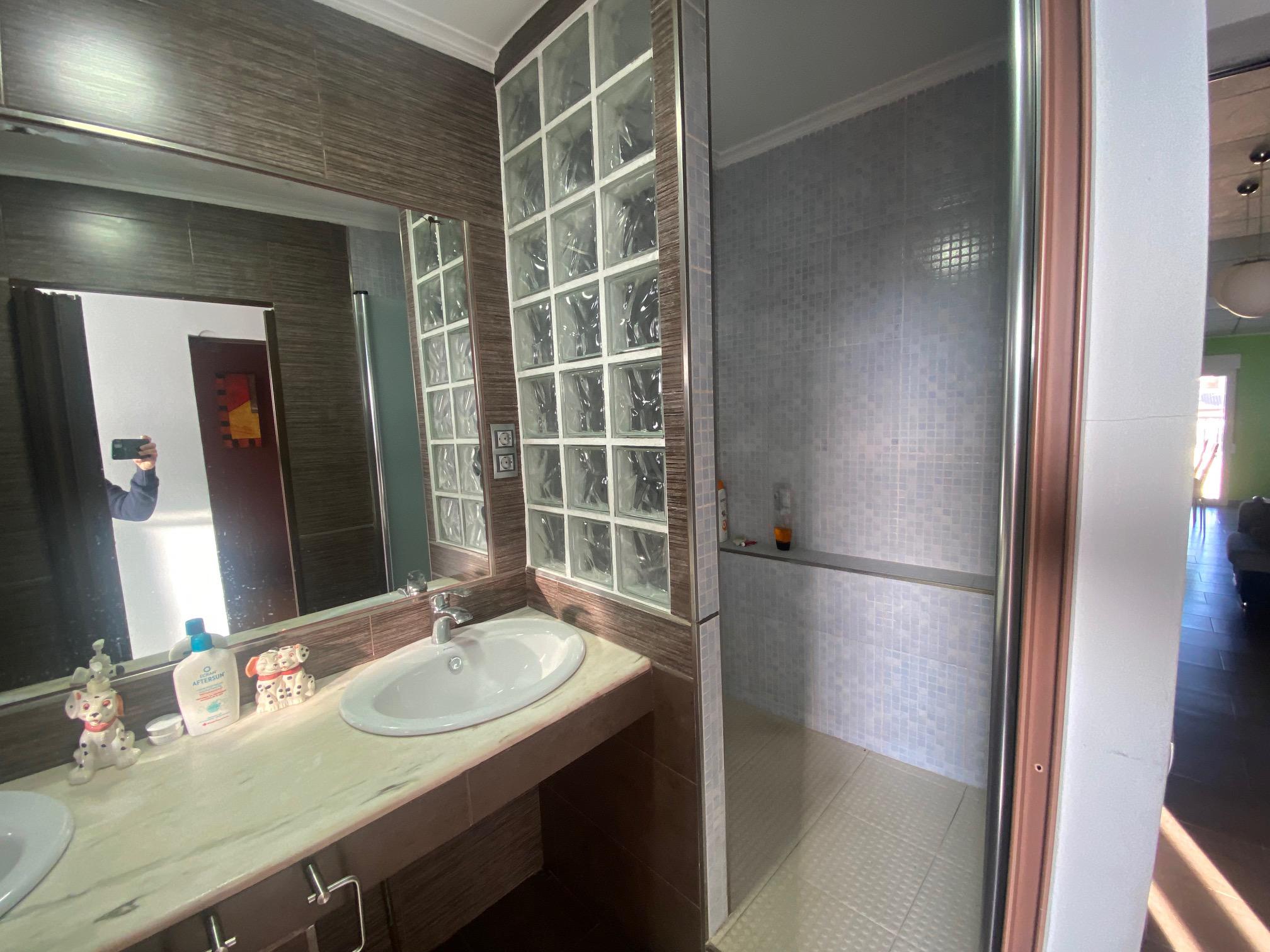 Imagen 11 Casa Adosada en venta en Benigánim / Zona amplia cercana al centro y servicios. 