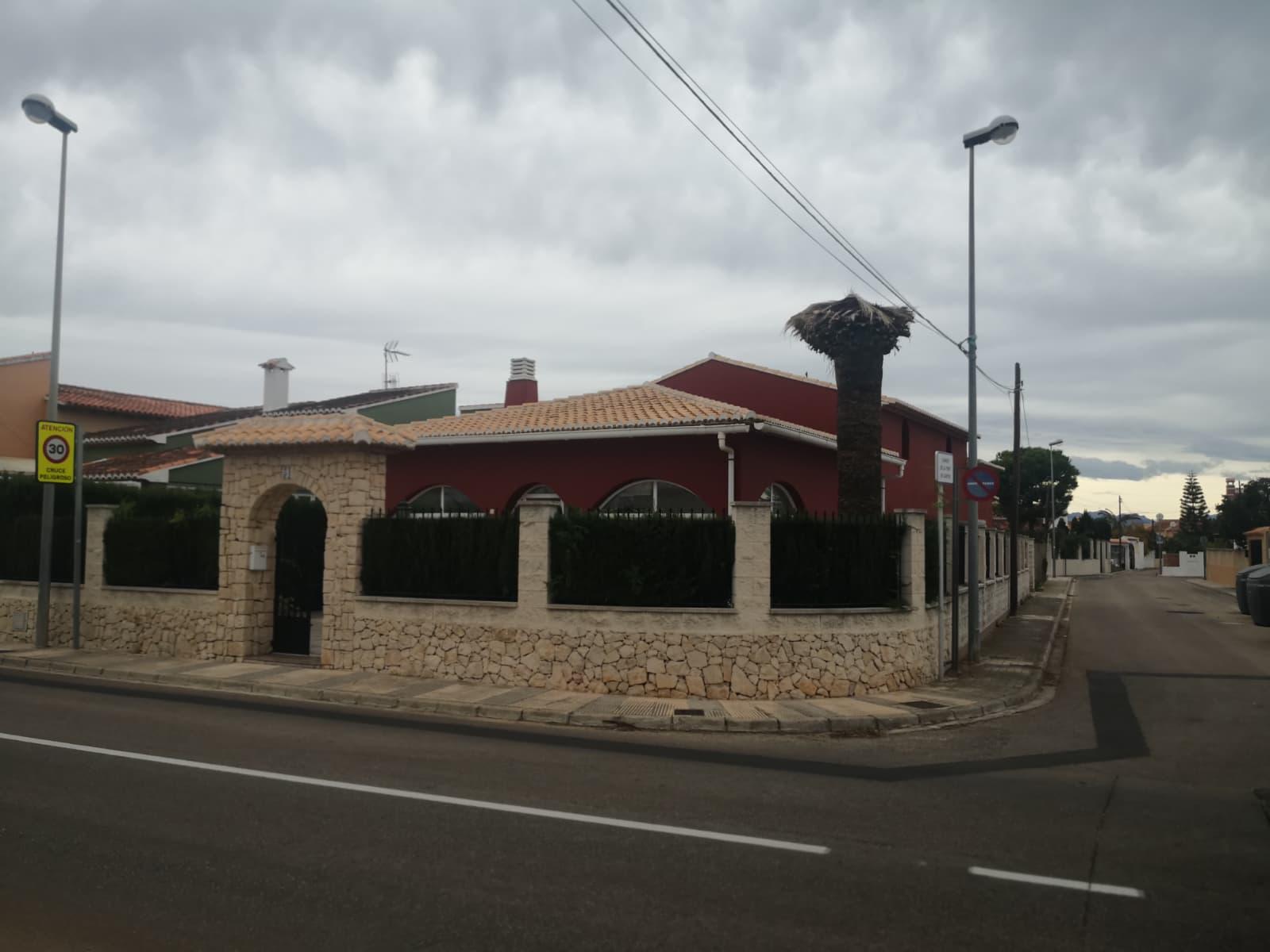 Imagen 1 Casa Aislada en venta en Oliva / A casos metros de la playa.