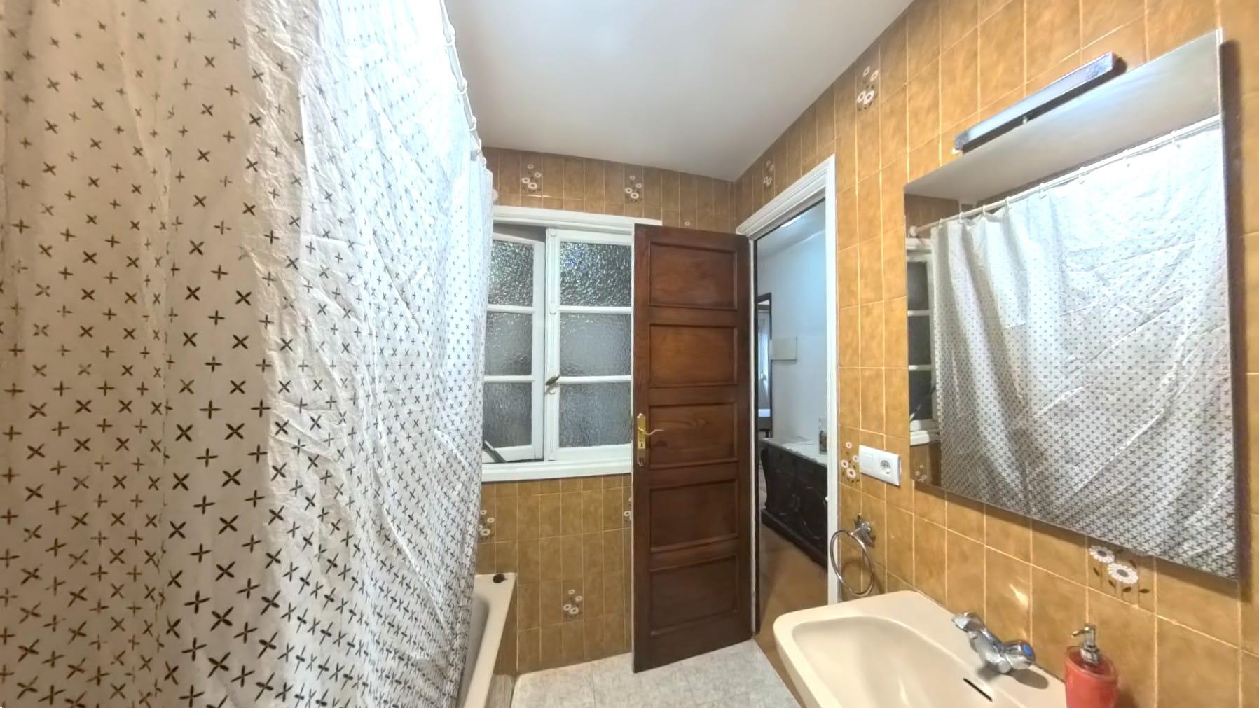 Imagen 5 Apartamento en venta en Santiago De Compostela / A pocos metros de Plaza Cervantes en el C...