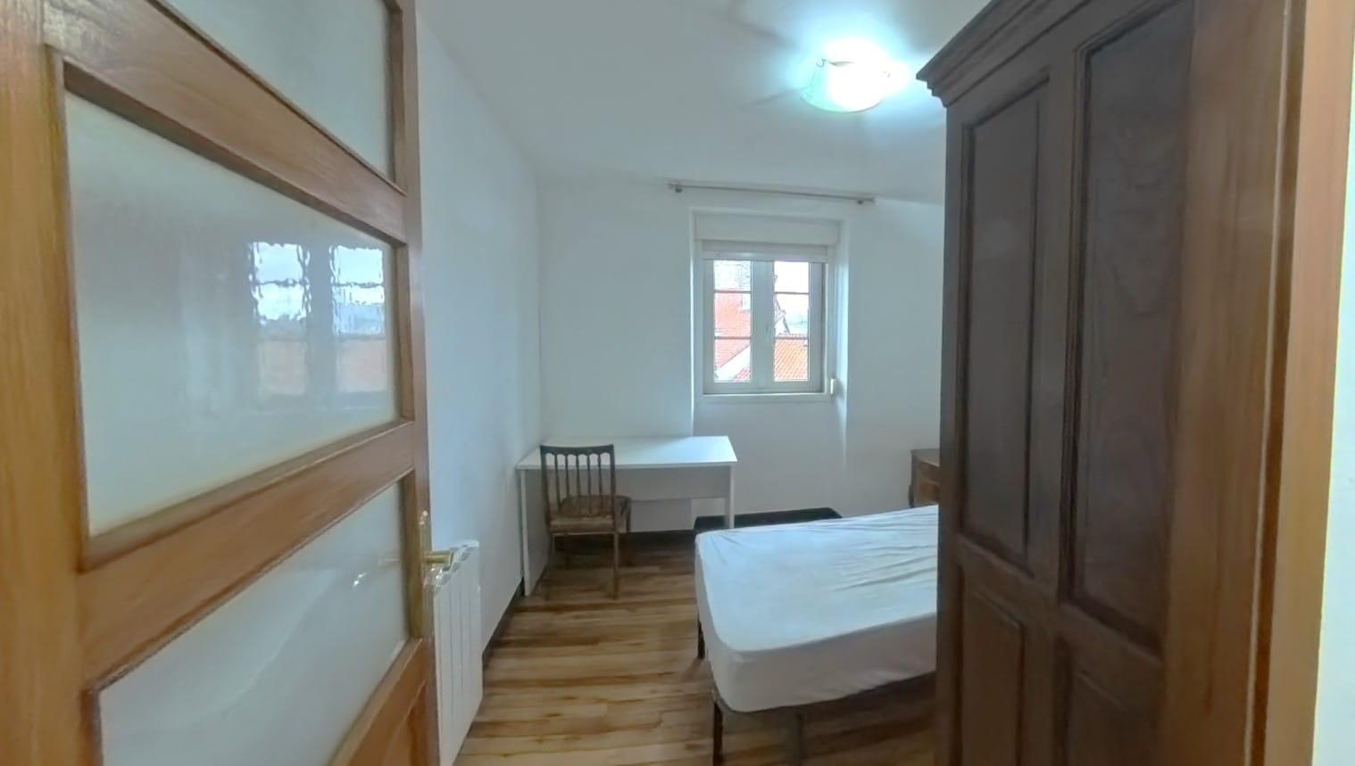 Imagen 15 Apartamento en venta en Santiago De Compostela / A pocos metros de Plaza Cervantes en el C...