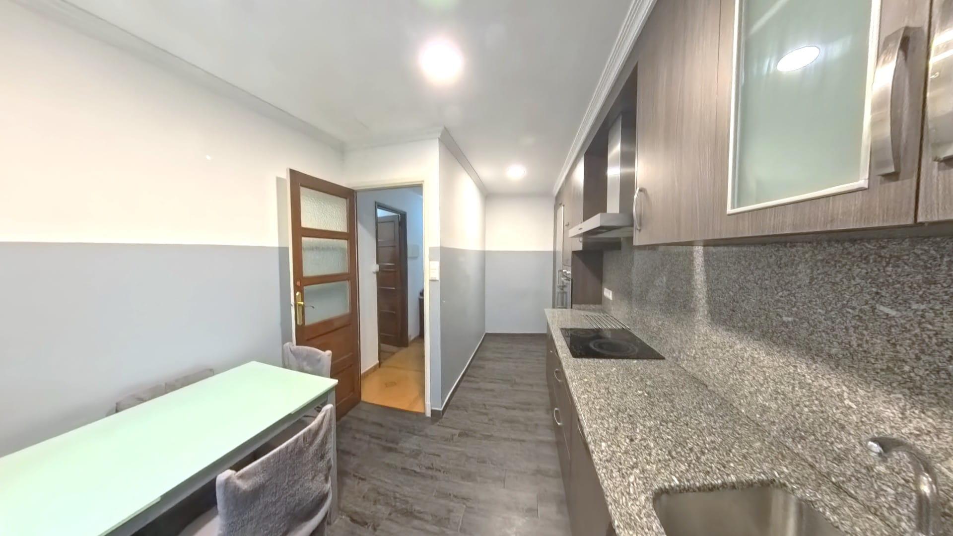 Imagen 1 Apartamento en venta en Santiago De Compostela / A pocos metros de Plaza Cervantes en el C...