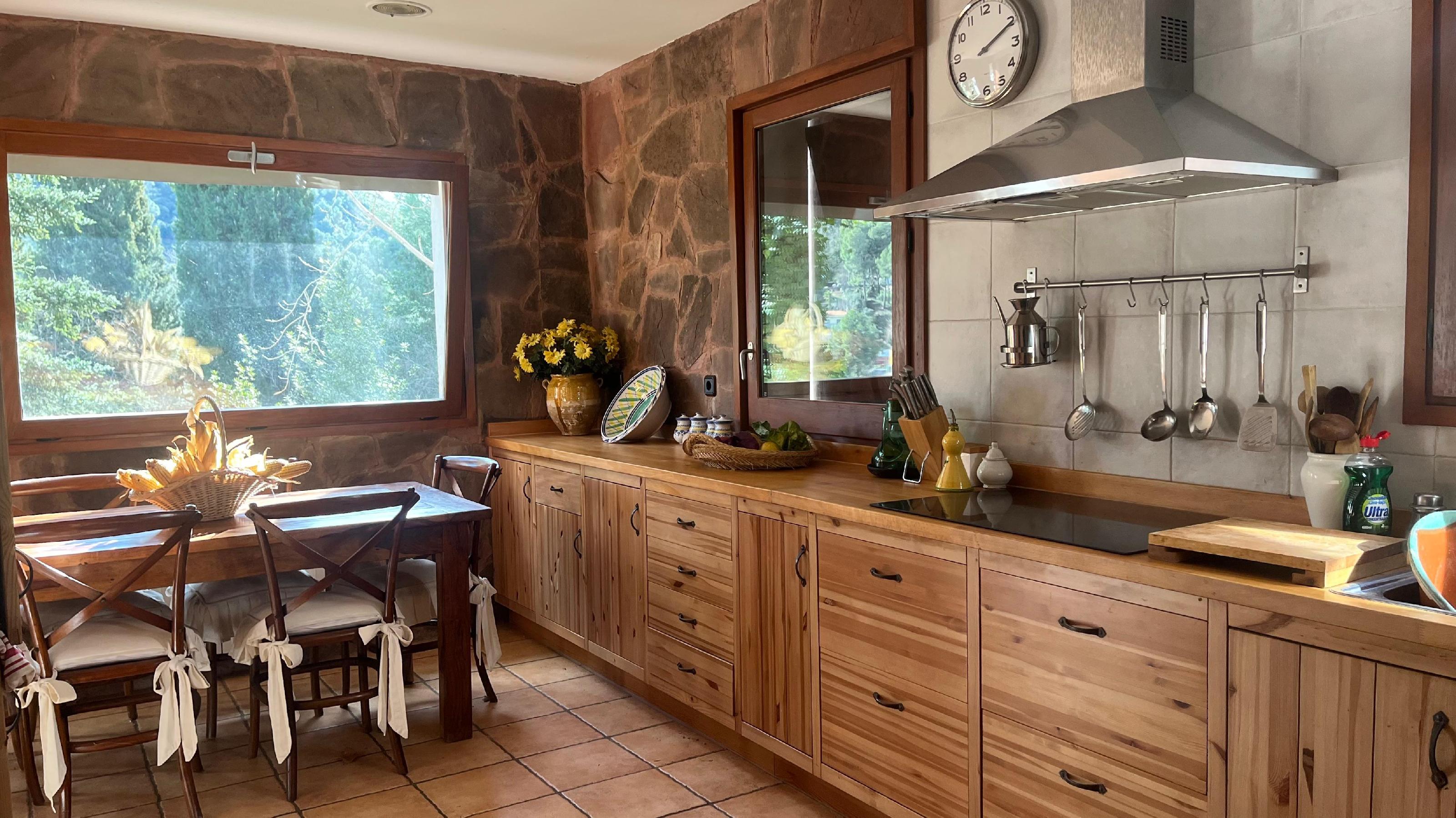 Imagen 3 Casa Aislada en venta en Castellví De Rosanes / A 2 minutos de  Ap-7 y 5 minutos de A-2.