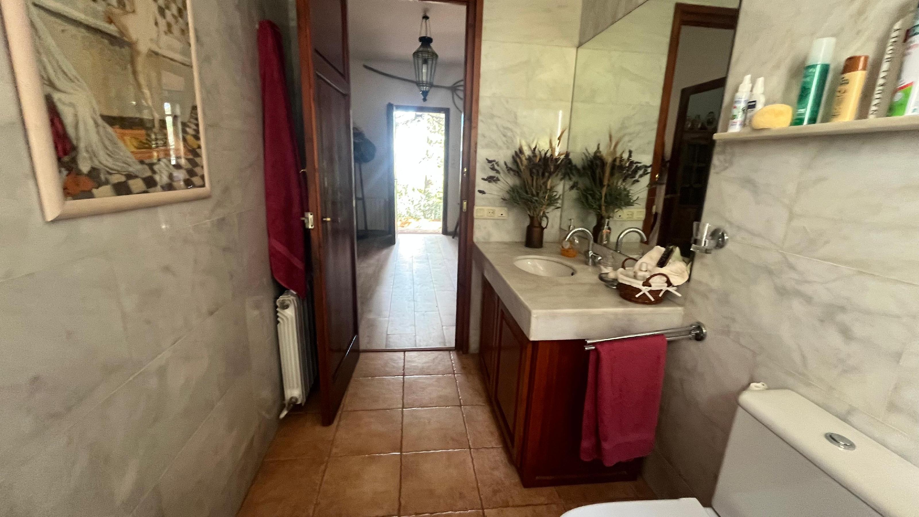 Imagen 27 Casa Aislada en venta en Castellví De Rosanes / A 2 minutos de  Ap-7 y 5 minutos de A-2.