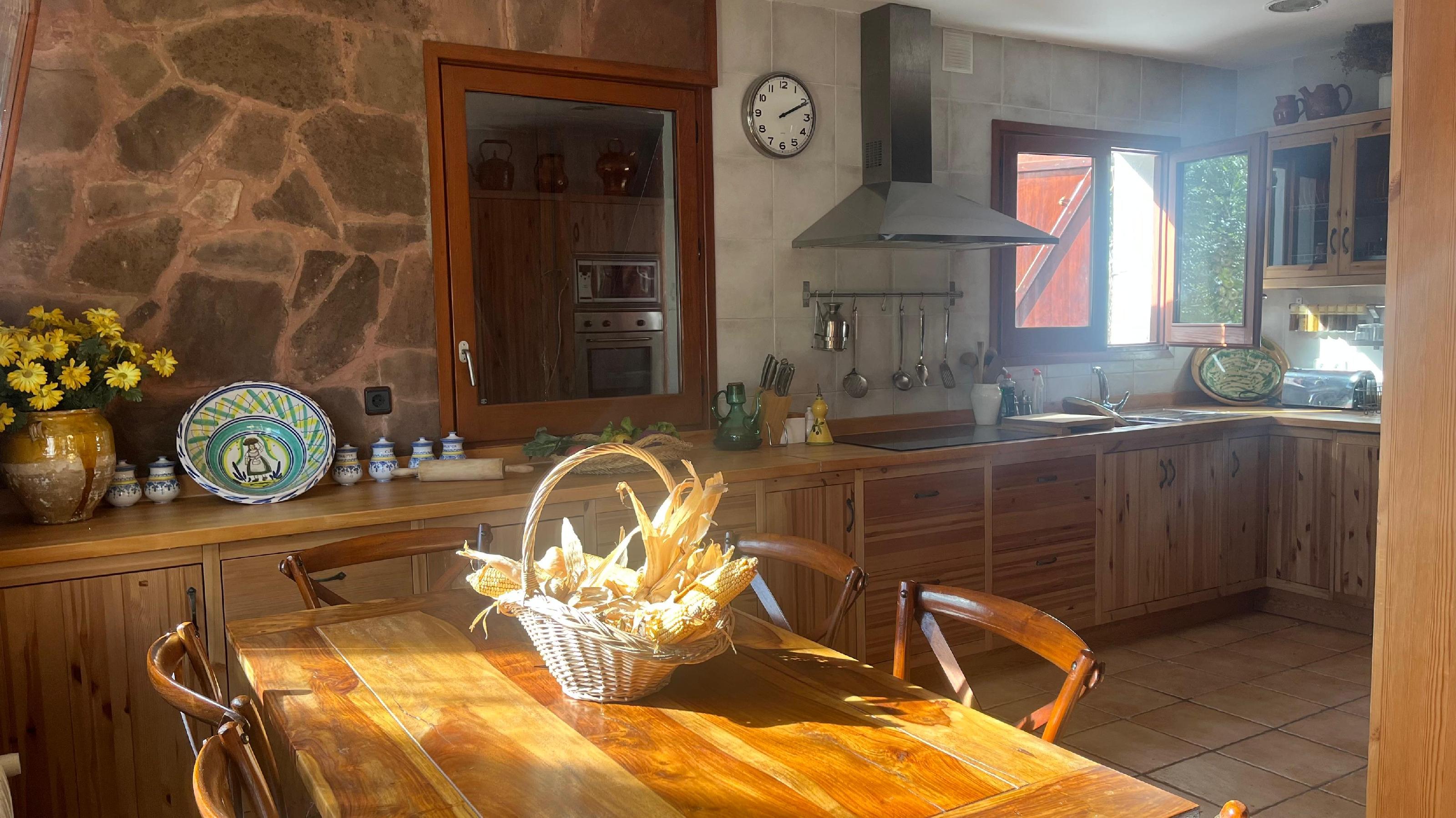 Imagen 2 Casa Aislada en venta en Castellví De Rosanes / A 2 minutos de  Ap-7 y 5 minutos de A-2.