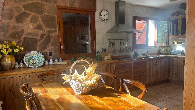 Imagen 2 Inmueble 300415 - Casa Aislada en venta en Castellví De Rosanes / A 2 minutos de  Ap-7 y 5 minutos de A-2.