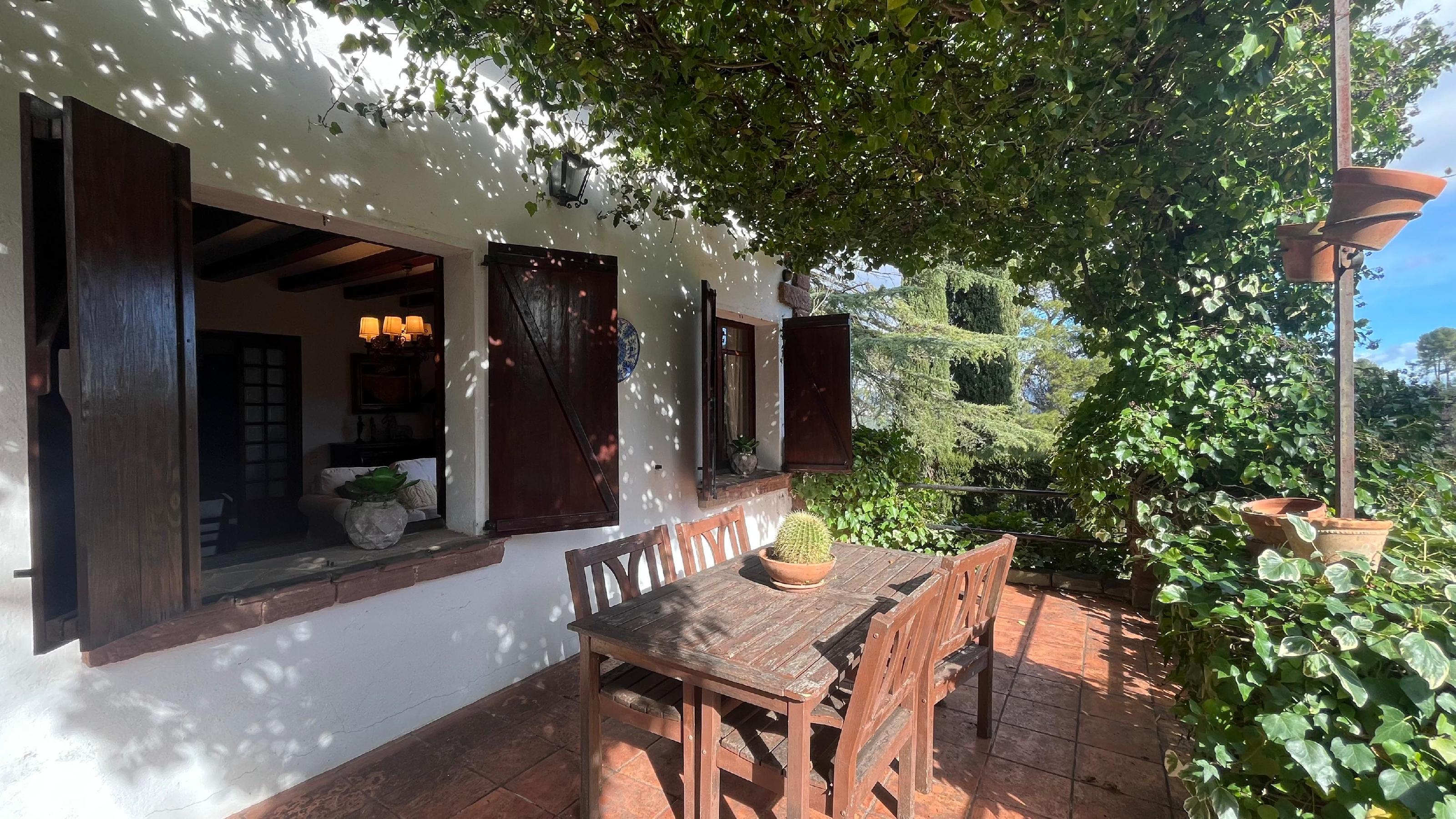 Imagen 12 Casa Aislada en venta en Castellví De Rosanes / A 2 minutos de  Ap-7 y 5 minutos de A-2.