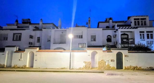 Imagen 1 Inmueble 301309 - Casa Adosada en venta en Puerto Real / Situada en puerto Real  zona de moda y bien comunicada.