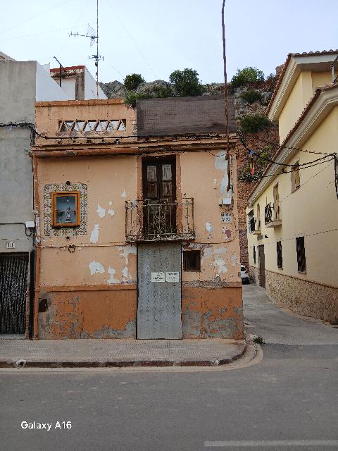 Imagen 1 Inmueble 302090 - Casa Adosada en venta en Onda /   Barrio del tosalet, justamente detrás del castillo.