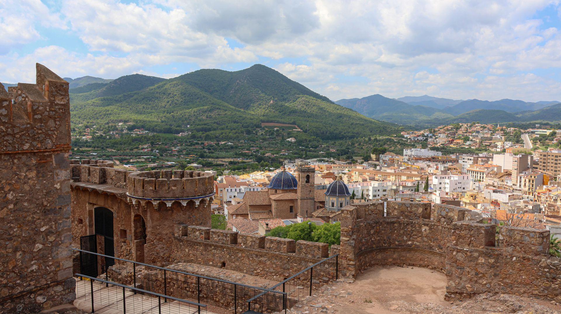 Imagen 9 Casa Adosada en venta en Onda /   Barrio del tosalet, justamente detrás del castillo.