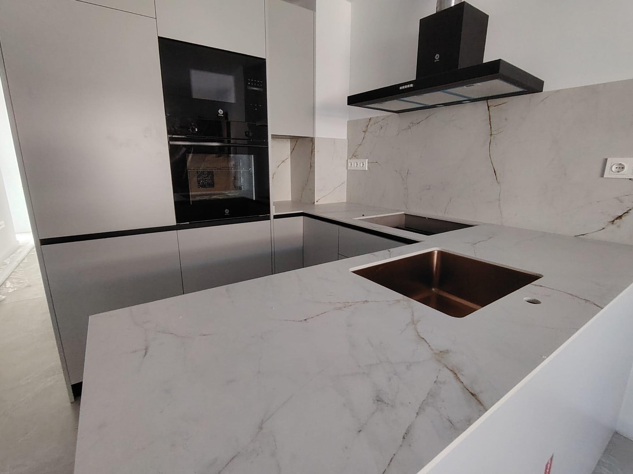 Imagen 3 Apto. Playa en venta en Fuengirola / Puerto Deportivo